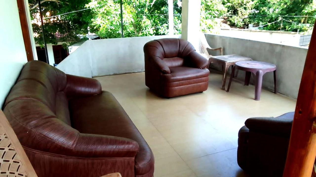 Big House Udawalawe Bed & Breakfast Exterior photo